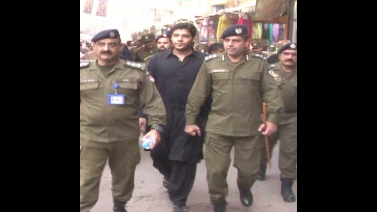 DIG operations Lahore visits at Youm-e-Ashura main route along with other police officers