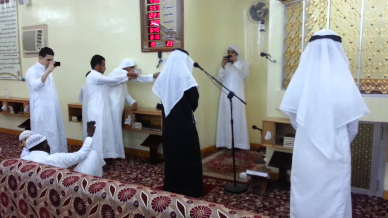 السريحي يرفع أذان العشاء من مسجد الإمام الترمذي