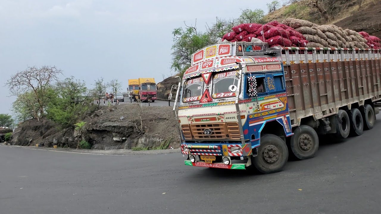 kannad ghat 🧅onion loaded he truck ke upar