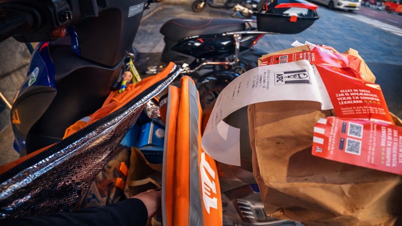 DELIVERY na EUROPA de MOTO: Minha Rotina REAL Fazendo Entregas na HOLANDA! (POV)