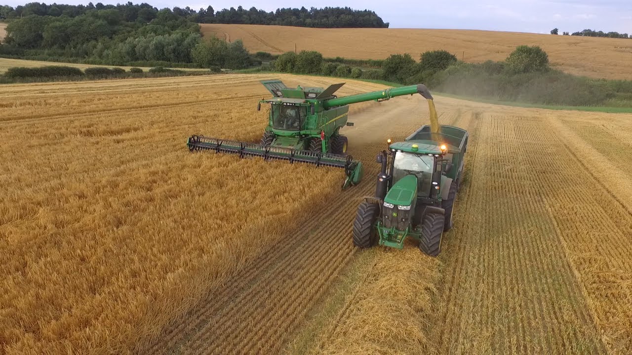 John Deere S680i Harvesting Barley In UK In 2017
