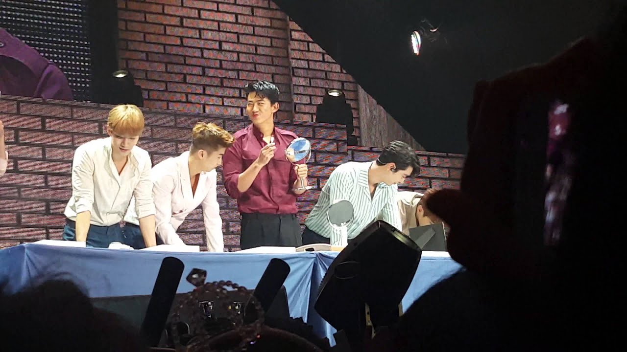 150829 2PM Fan Meeting ทำของขวัญให้แฟนคลับ