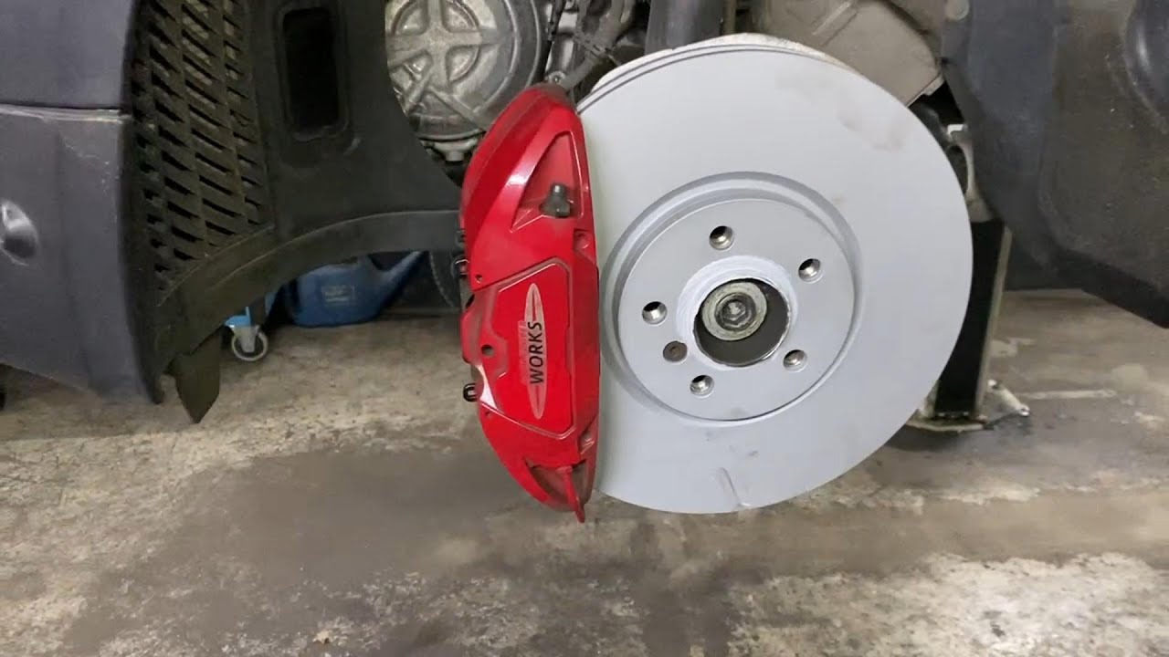MINI JOHN COOPER WORKS FRONT BRAKES CHANGE PADS AND DISKS REPLACEMENT JCW F56 MINI BREMSEN WECHSELN