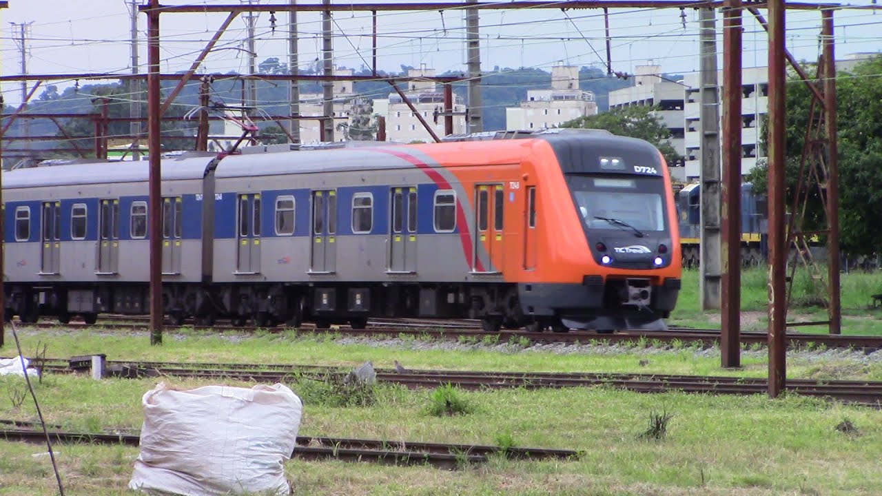 Trem TUE com a nova pintura da TIC Trens chegando e saindo de Jundiaí