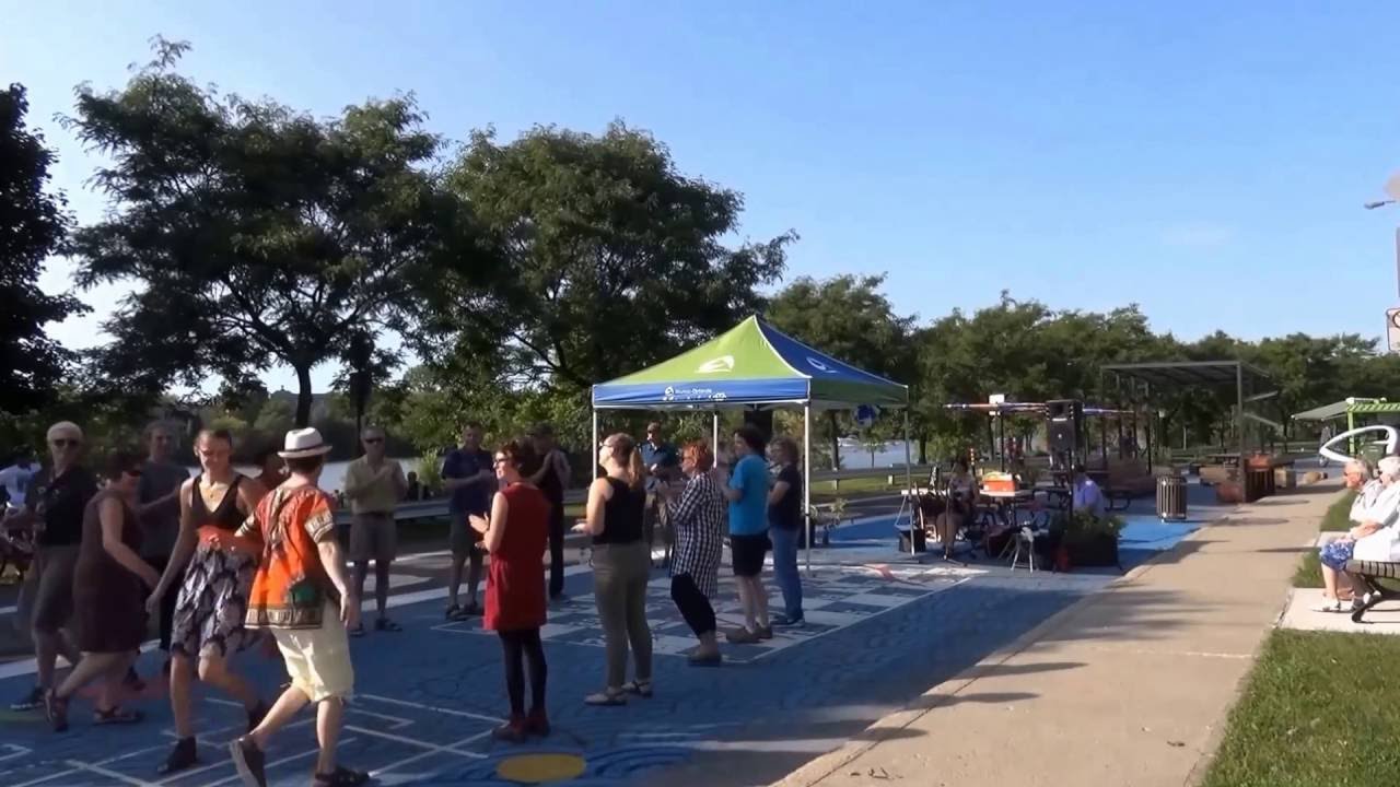 Un brandy, danse traditionnelle - sur l'avenue piétonne Park-Stanley, Montréal - 4 septembre 2016