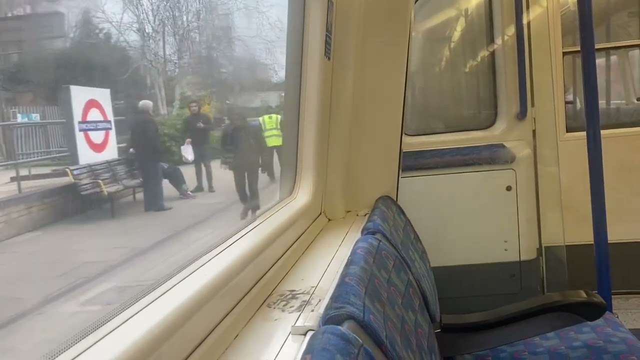 London Underground Northern Line Ride from Woodside Park to Highgate.