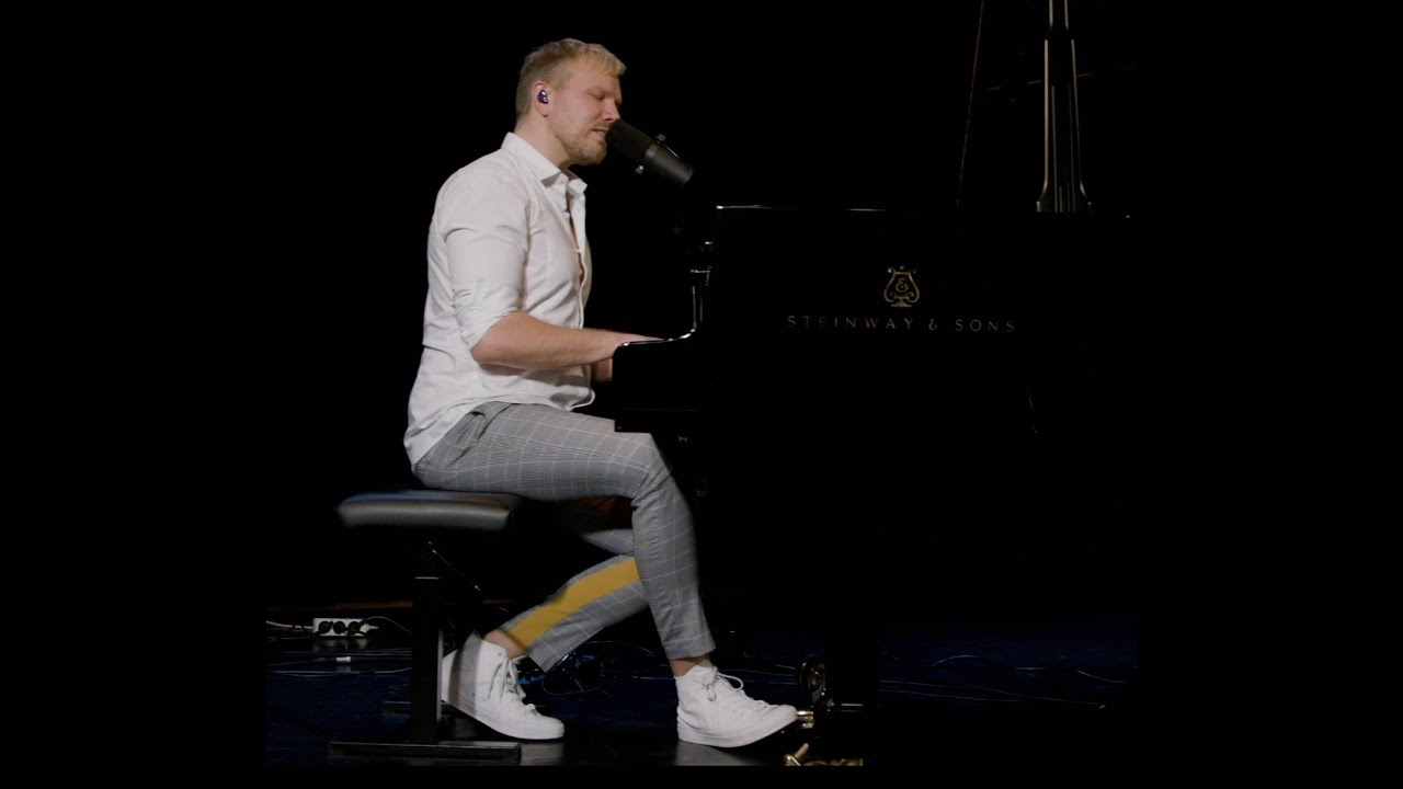 Osmo Ikonen - Leikitään et rakkaus ei voi kuolla (Akustinen Live)