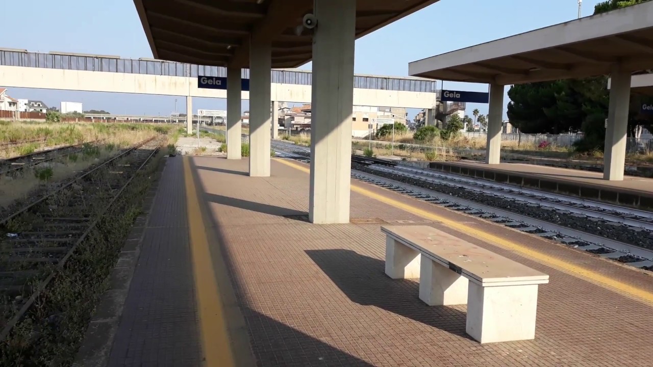 Il degrado della stazione di Gela