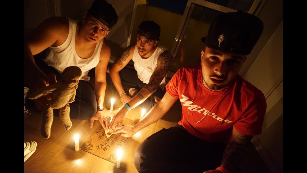 JOGAMOS O TABULEIRO OUIJA COM A BONECA AMALDIÇOADA!