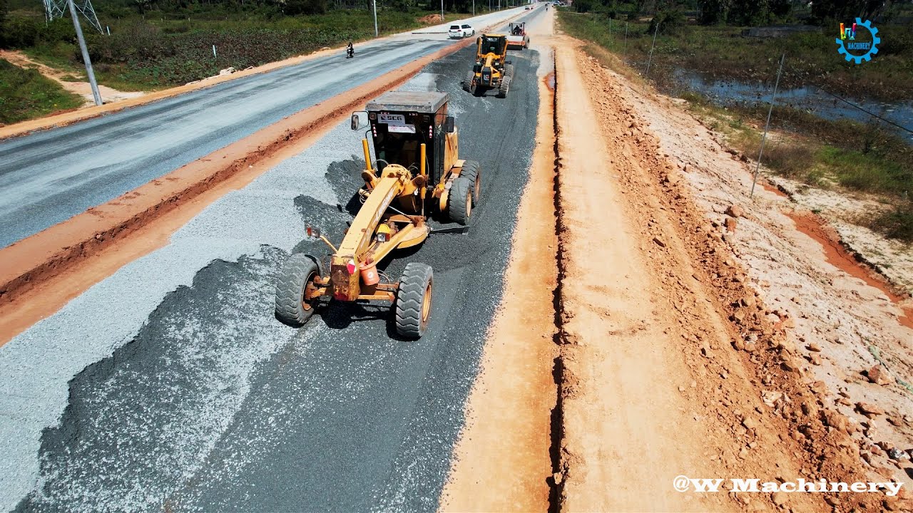 Perfect Action Grader Spreading Gravel Installing Foundation New Roads Operation Skills Techniques