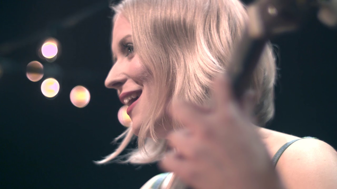 Milla Mäkinen performing Minha Namorada