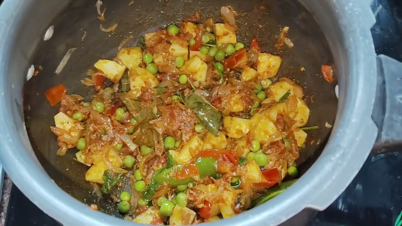 சப்பாத்தி, பூரி, தோசைக்கு ஏற்ற சூப்பரான குருமா/urulai pattani kurma recipe in tamil 