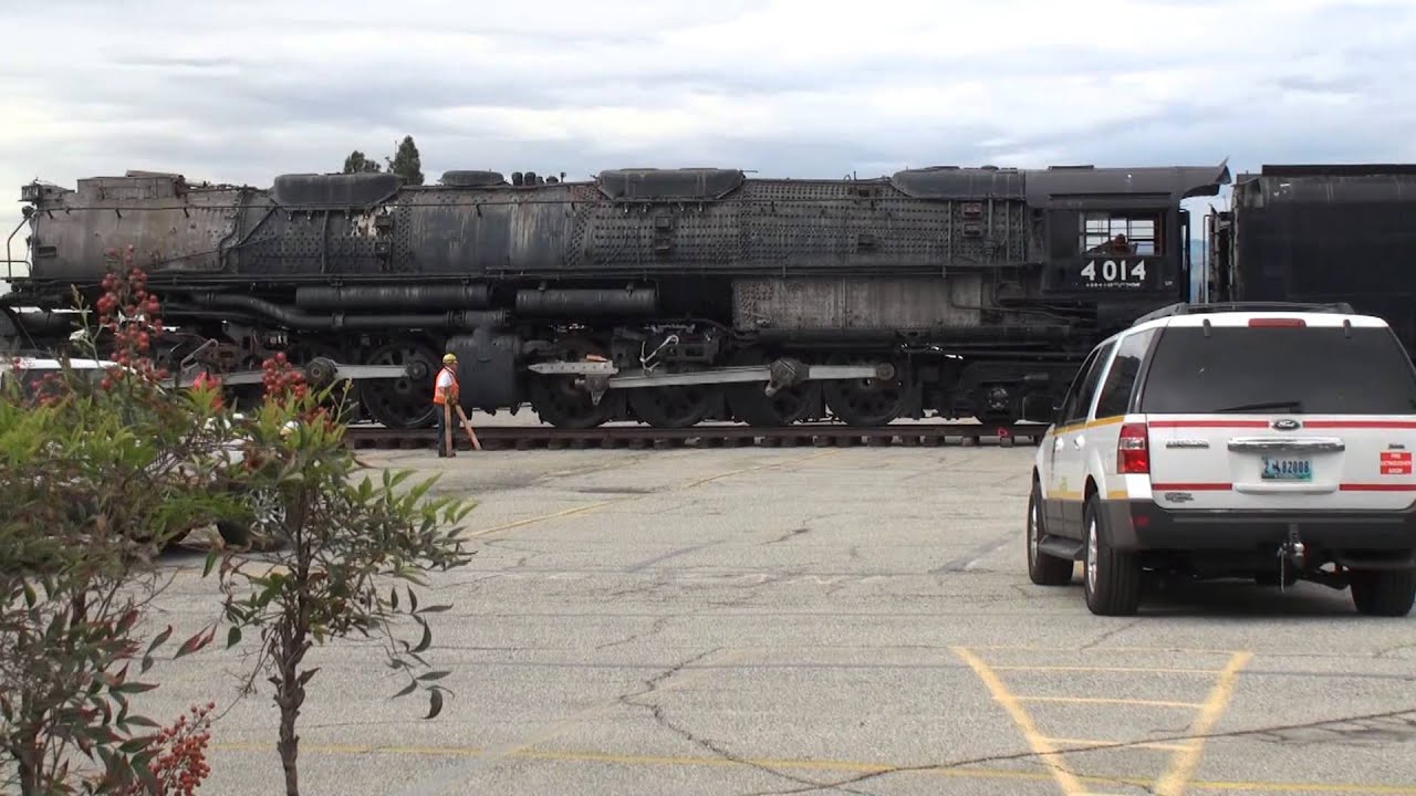 Big Boy 4014 reaches the fence