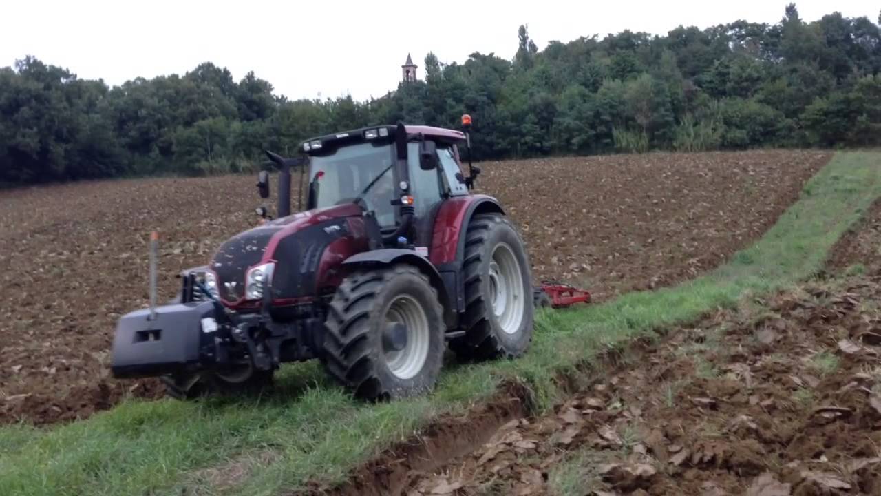 VALTRA T213 con aratro quadrivomere