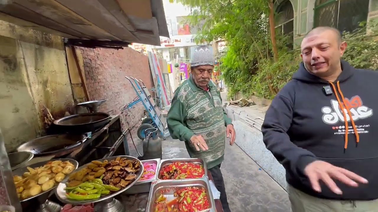 داخل حارة و لقيت كنز عمر رشدي من شيف في فندق مشهور لي عربية اكل سندوتشات