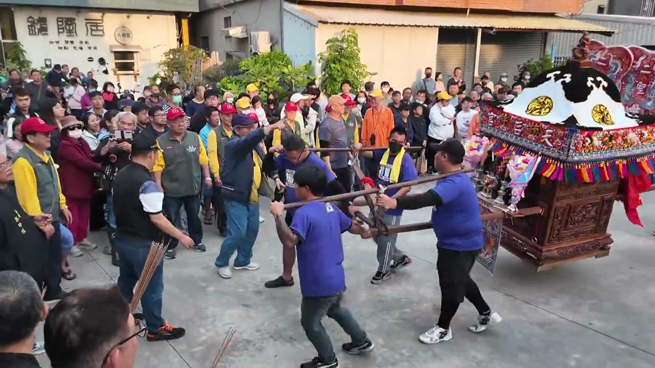 媽祖也瘋狂 媽祖太高興了. 轎子無法控制