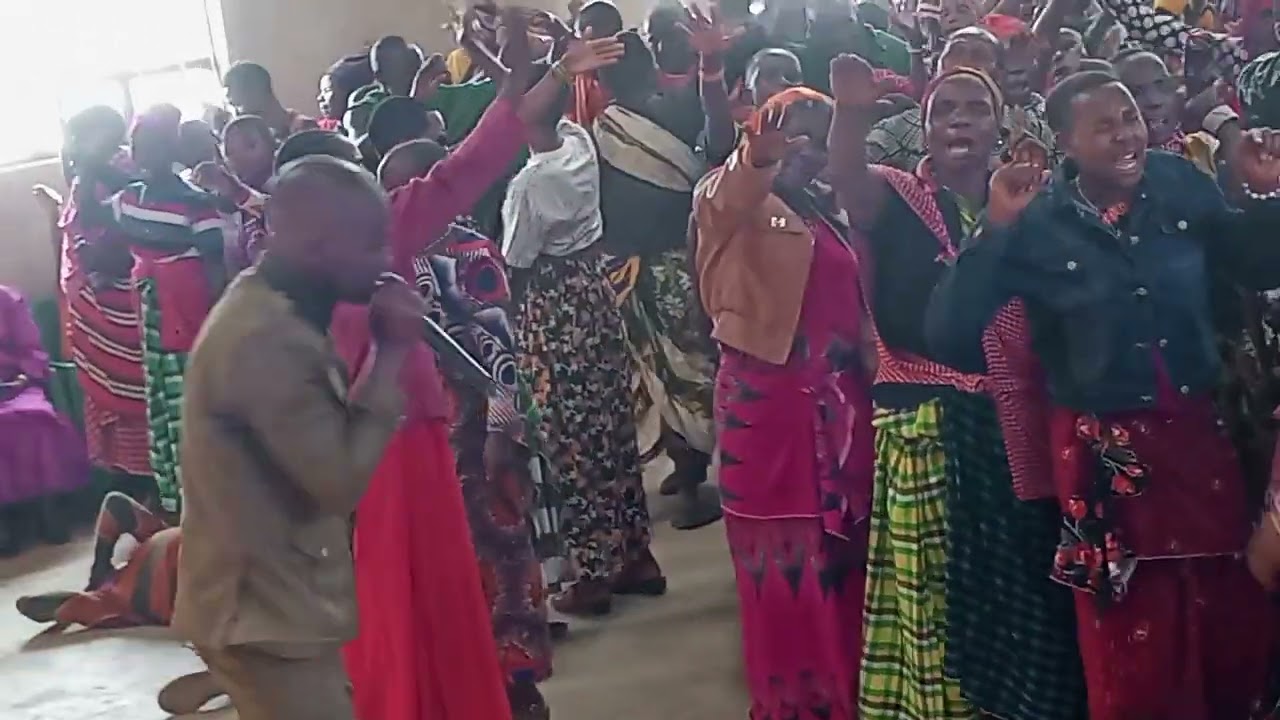Nabii juliasi tarangei mollel nimoto uyu nabii juliasi ona anapo wafungua watu wanaoteseka namatezo 