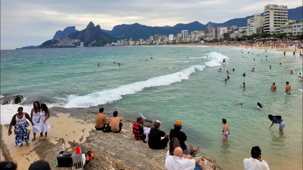 Um passeio pela Praia do Arpoador, a mais badalada do Rio. 🌞