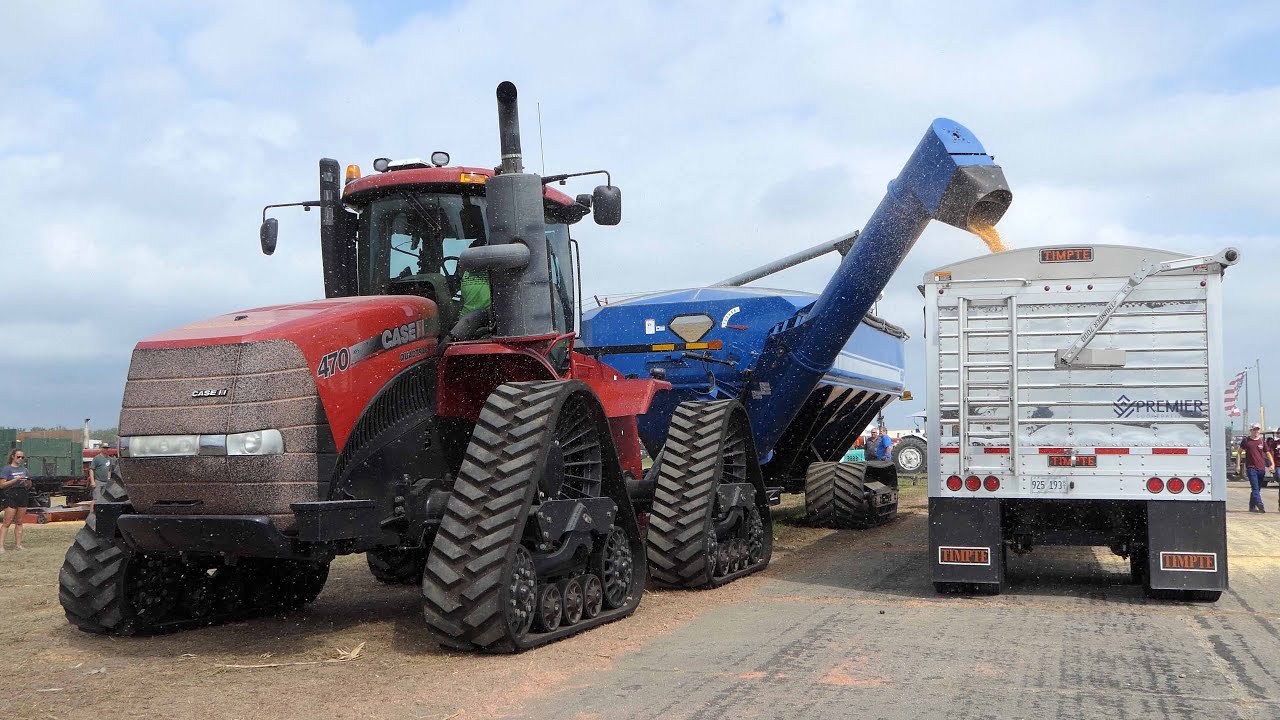 Case IH Quadtrac 470 & Kinze 1500 Auger-Wagon unloading Corn at Farm Show