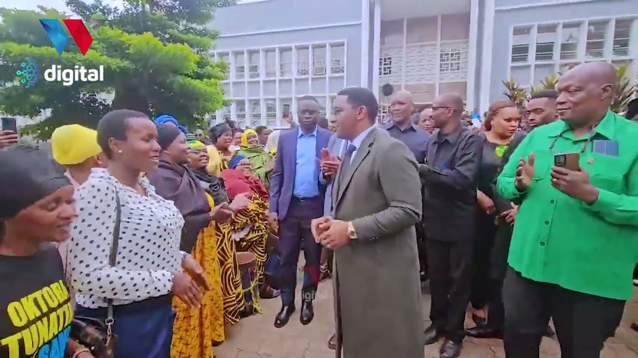 WANANCHI WAMLILIA PAUL MAKONDA WAMSINDIKIZA WAKISIKUMA GARI  - ARUSHA