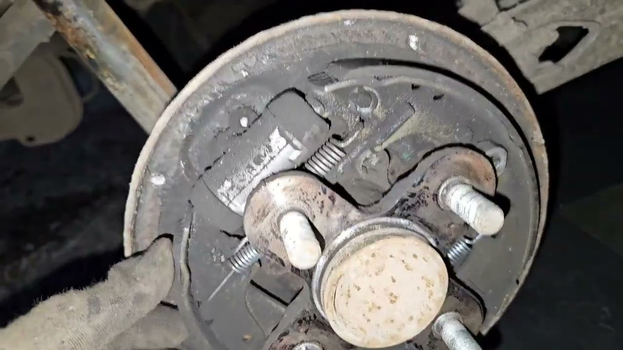 Regulacja hamulca ręcznego Daihatsu Sirion II M301 - samoregulator tylnych hamulców bębnowych