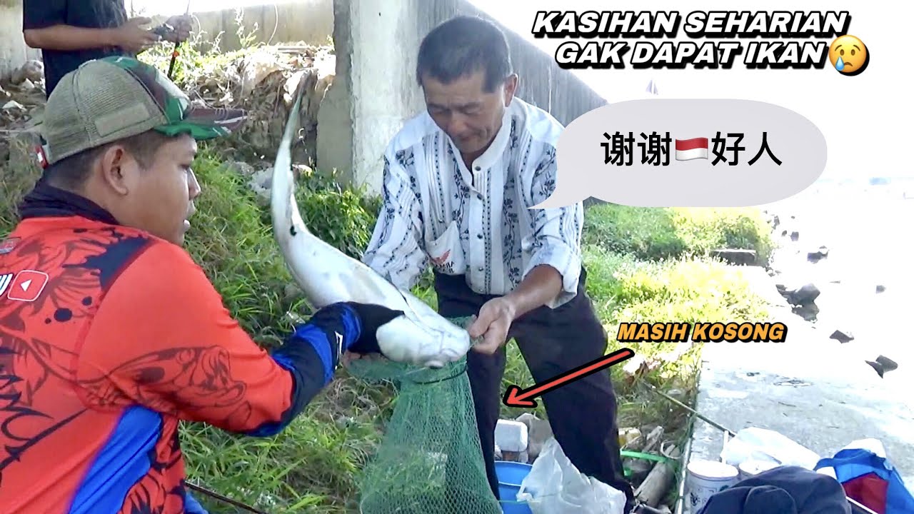 Full senyum..! Mancing di muara dapat ikan blanak besar kita bagikan ke warga sini