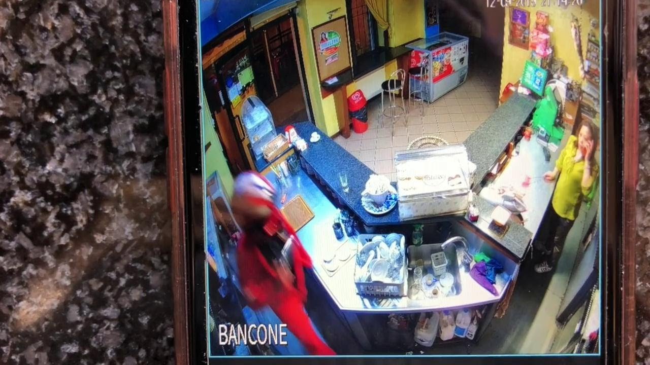 Gambol&ograve;, pistola alla mano rapina un bar