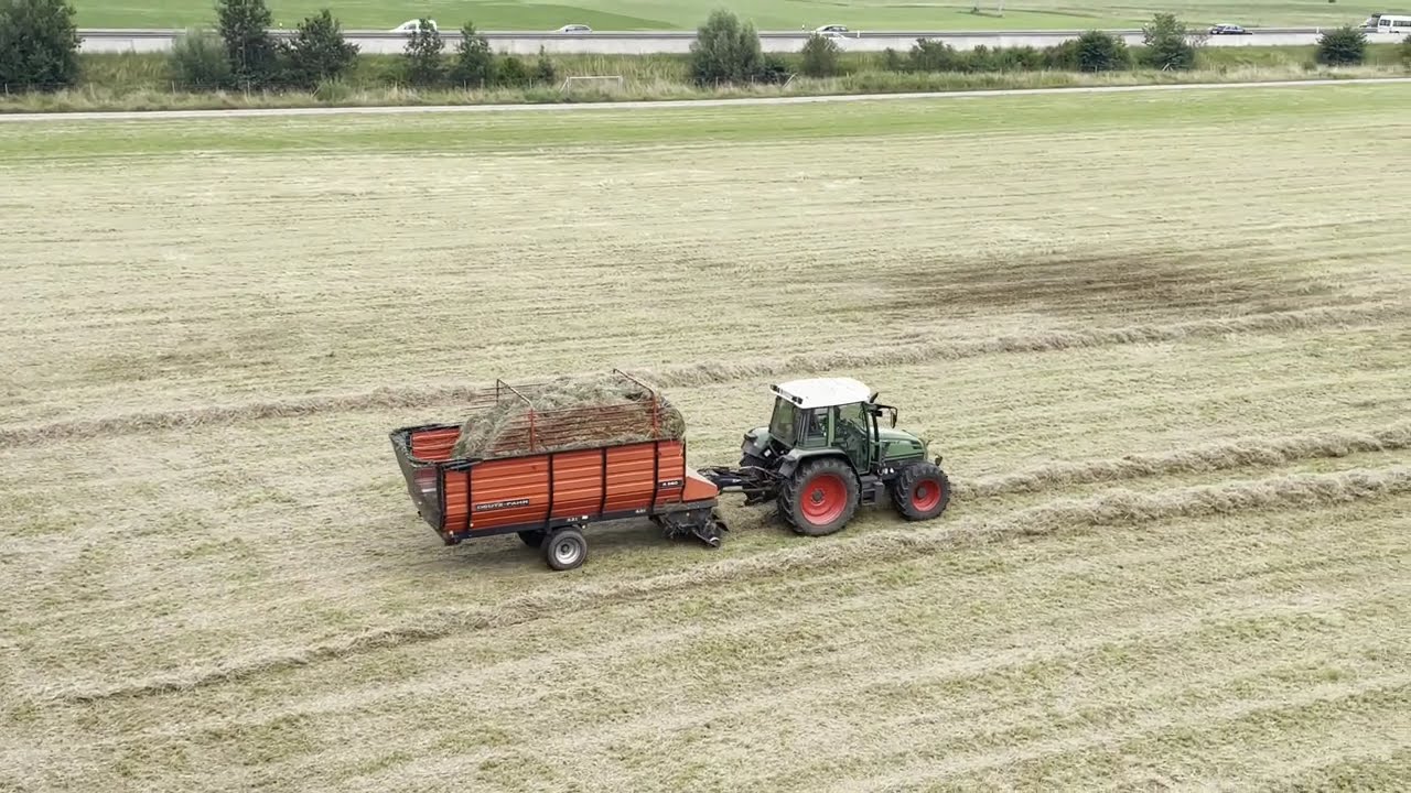 Heu laden vor dem Regen - Fendt Farmer 308