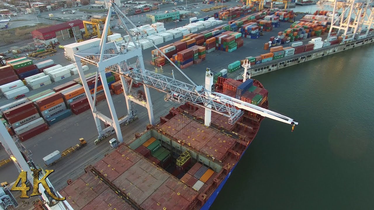 Montreal: Drone view of commercial port in operation / Port commercial vu du ciel