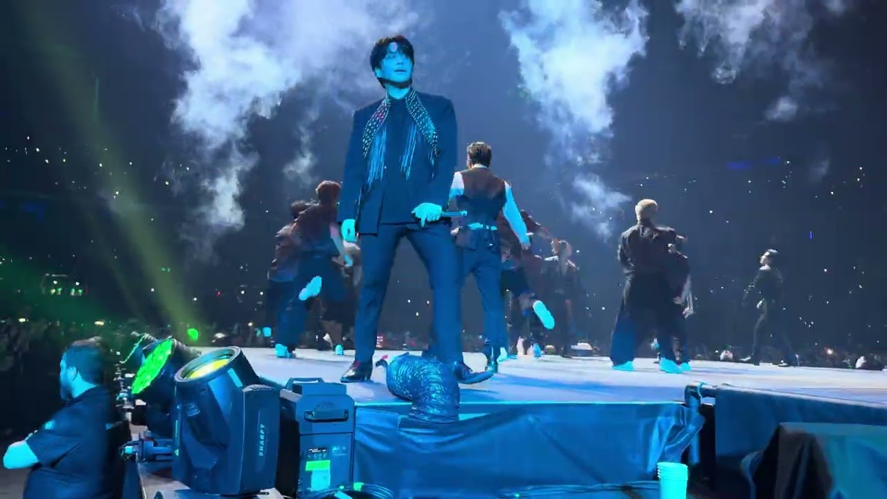 ATEEZ (에이티즈) in Paris 20250222 - BOUNCY (K-HOT CHILLI PEPPERS) - VIP Ultimate [FANCAM 4K60 HDR]