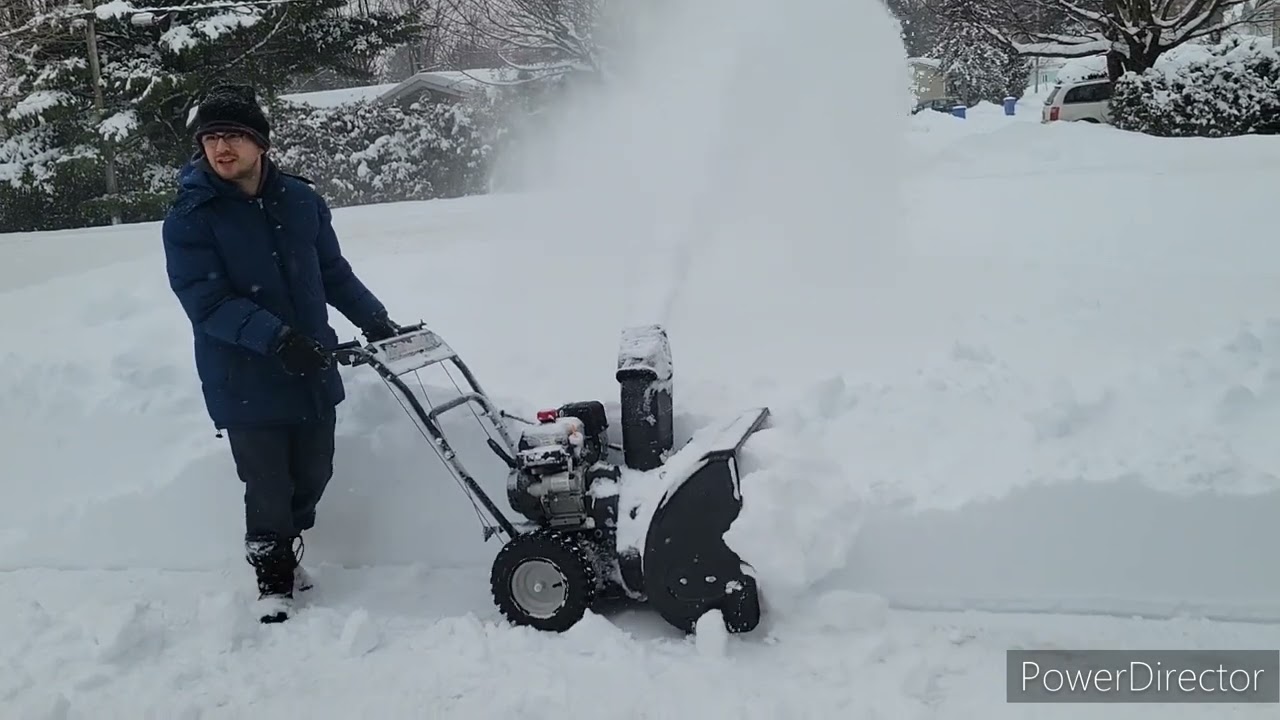 Snowblowing after a snowstorm with the Remington (MTD) 208cc (6 HP) 24 inches (Québec, Canada)