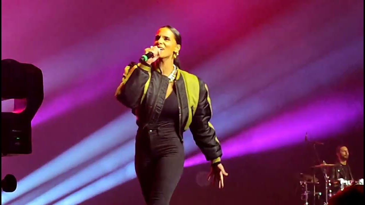 shy'm chante on se fout de nous sur la scène du top music Live a Colmar
