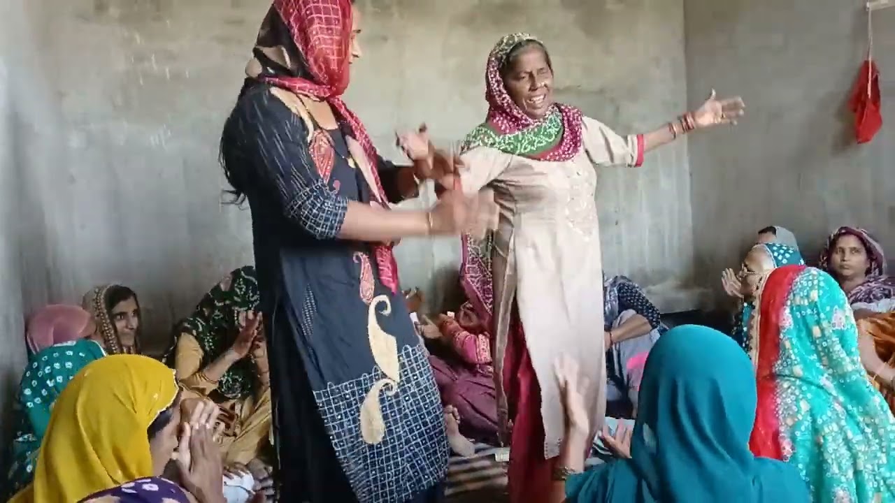 ऐ.लुगाईयो सारी आईयौ जमना जी के घाट मोहन अरासै👌👌💃💃💃💃बहुत सुन्दर भजन है पसंद आऐगा