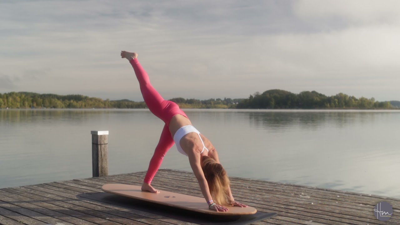 Yogaboard Flow am Wasser mit Helena