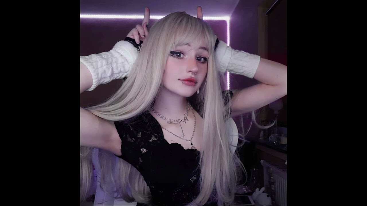 SIE IST NUR EIN EGIRL DIE MAN EMO CALLT