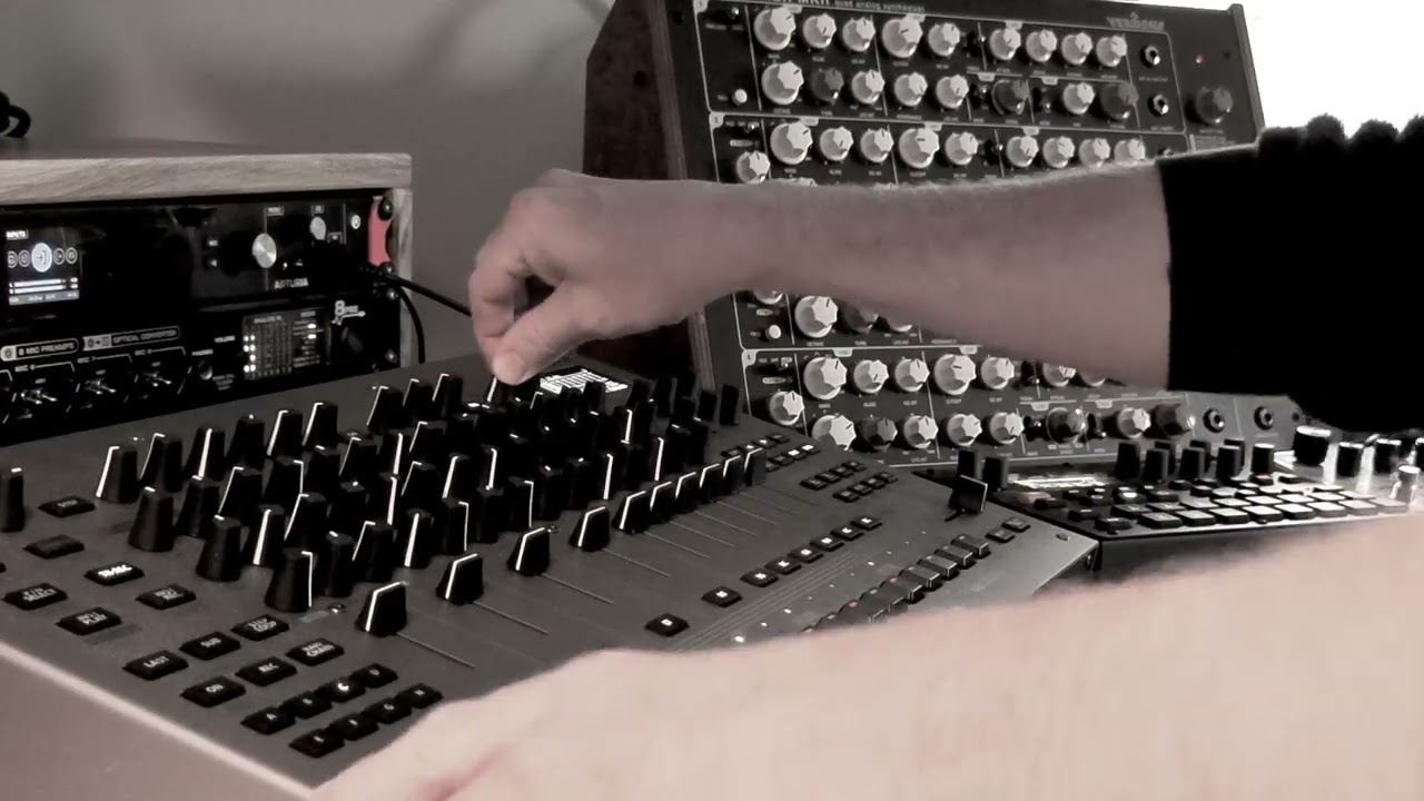 Pushing that analog drive / Heavy techno rhythm (with the TR-1000 & featuring Empire of the Sun)
