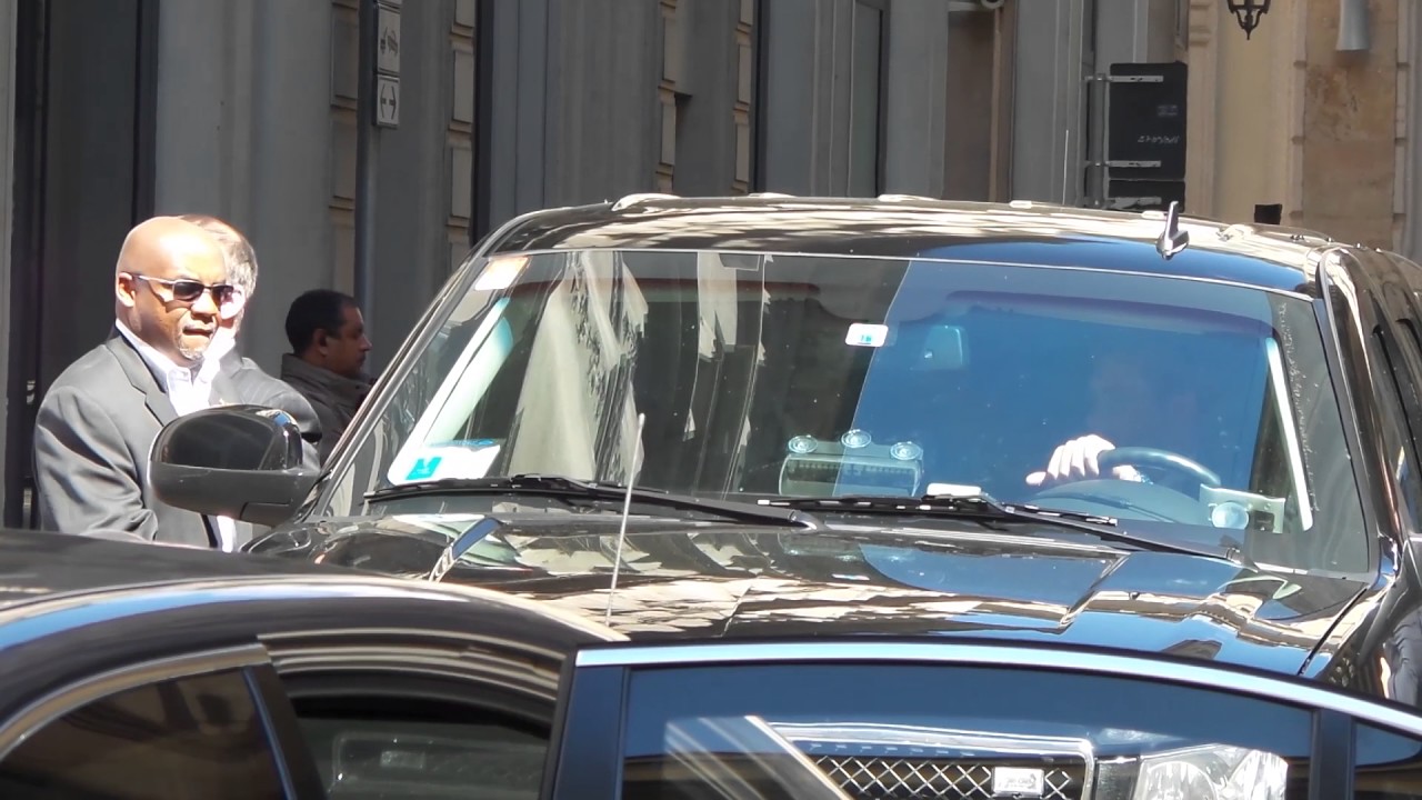 Milano, Barack Obama esce dall’albergo salutando la folla