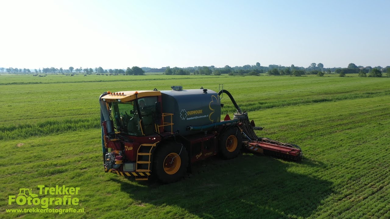 Mestseizoen 2021 Loonbedrijf Oudwoude aan het bemesten met de Vredo VT3936