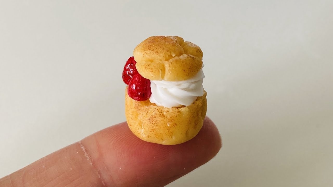 樹脂粘土でミニチュアフード【いちごのシュークリーム】