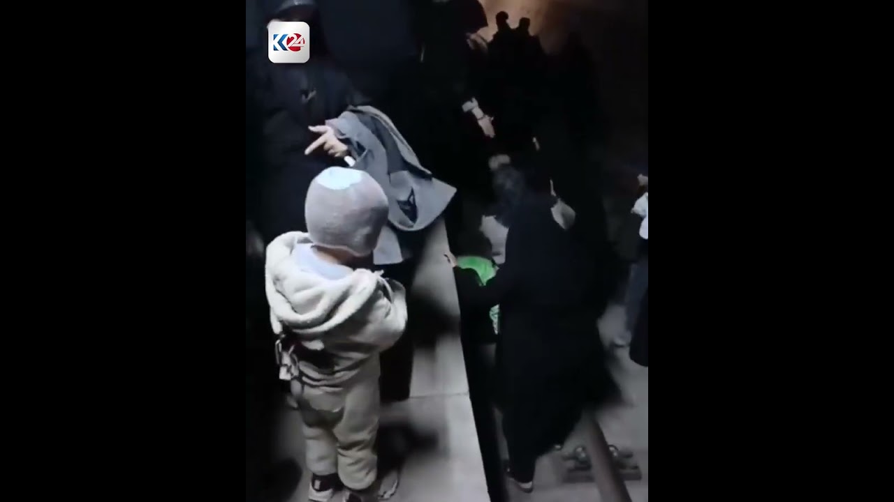 کارمەندێکی هێڵی شەمەندەفەر لە ئێران پشتی خۆی دادەنێت تا ئافرەتان بتوانن بگەنە شوێنێکی سەلامەت