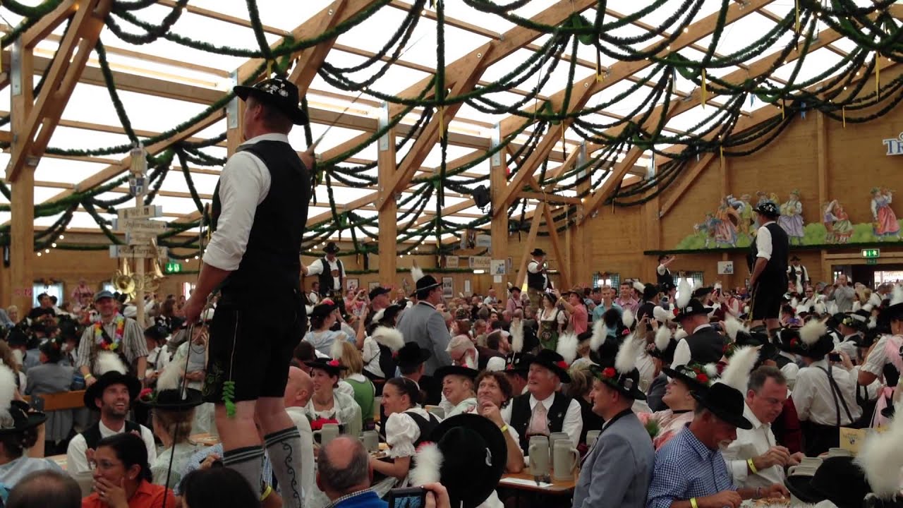 Goa&szlig;lschnalzen (whip cracking) at 2014 Munich Oktoberfest