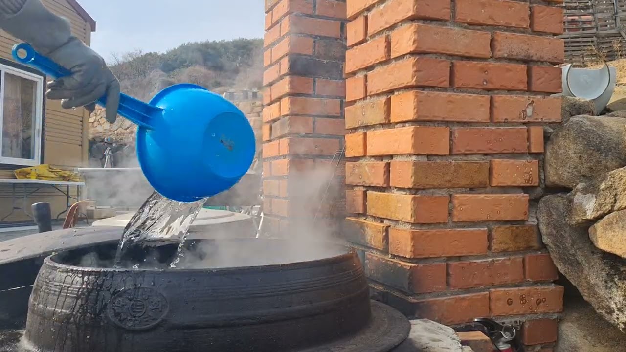 가마솥 씻기
