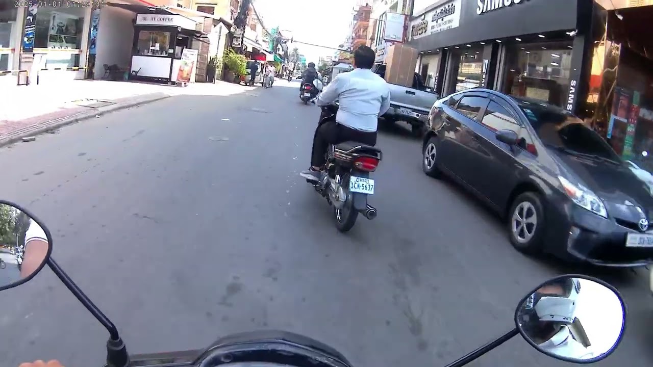 Phnom Penh Riding ​Helmet Cam Teuk L'ak 3​