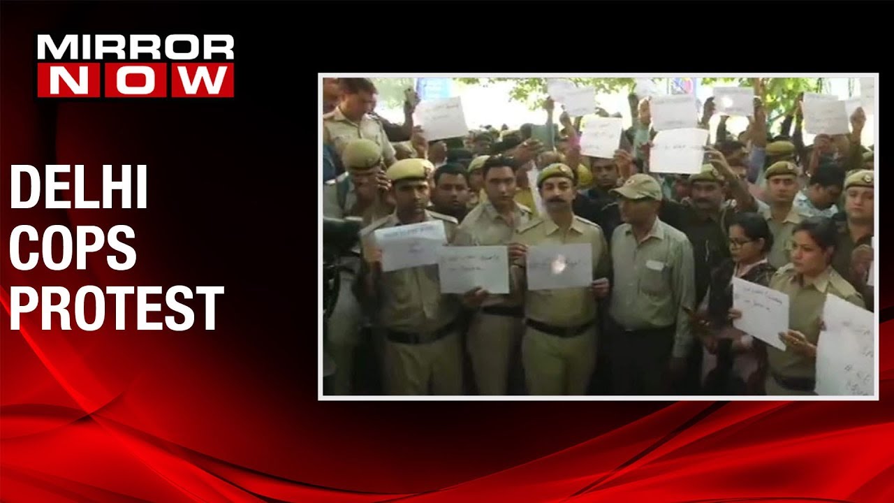 Delhi cops protest against the attack by lawyers outside Police Headquarters in Delhi