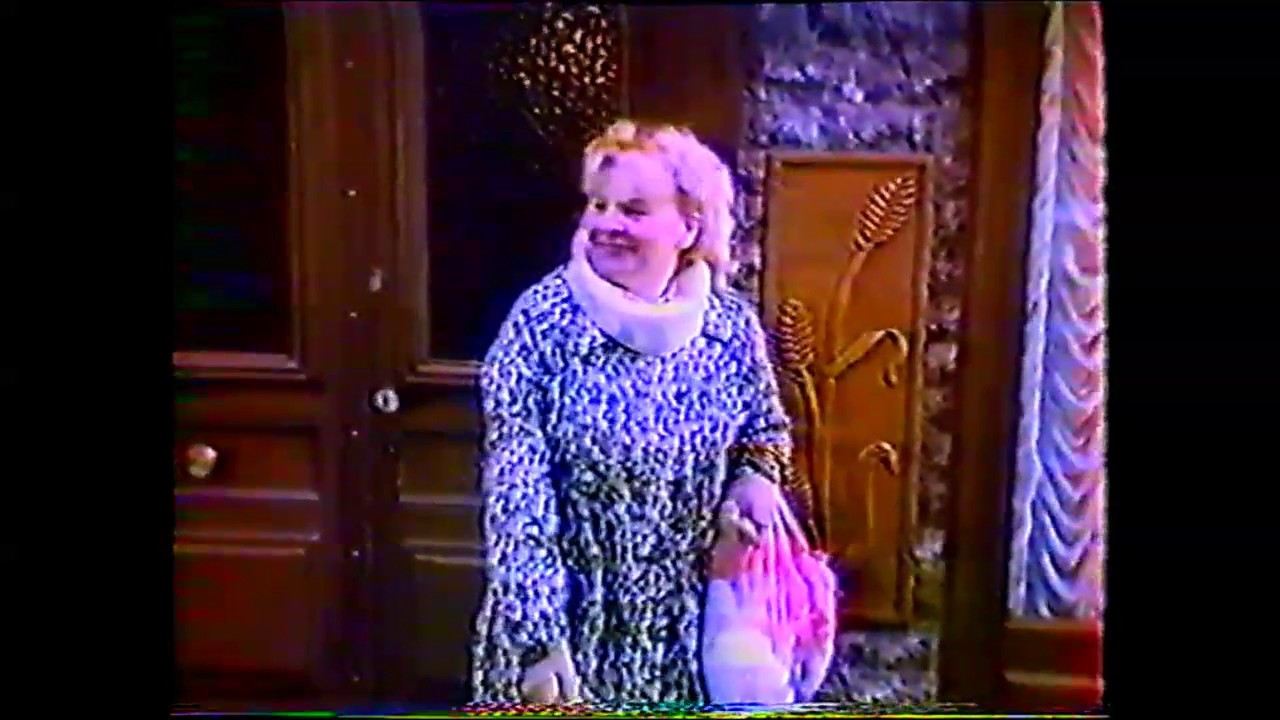 SCENES DE LA VIE ROCHOISE EN RUE PERRINE ET SUR LE MARCHE, MARS 1982