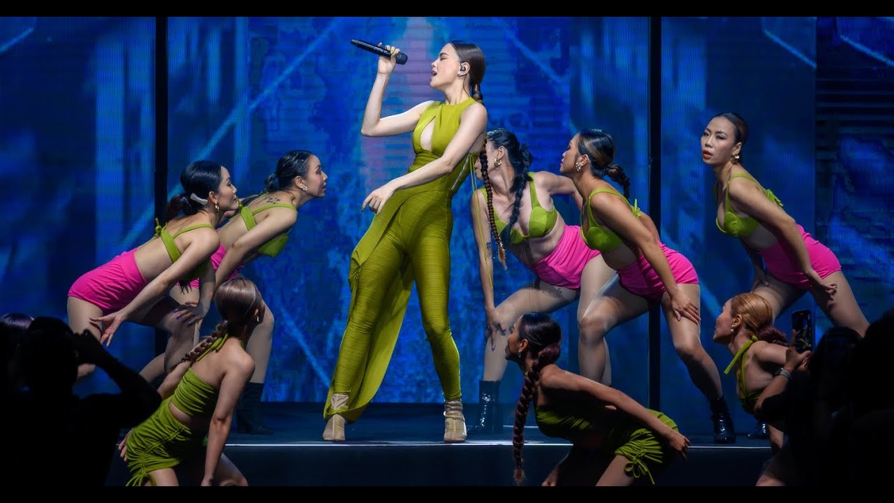Hồ Ngọc Hà mở màn ấn tượng cho Vietnam International Fashion Week 2022