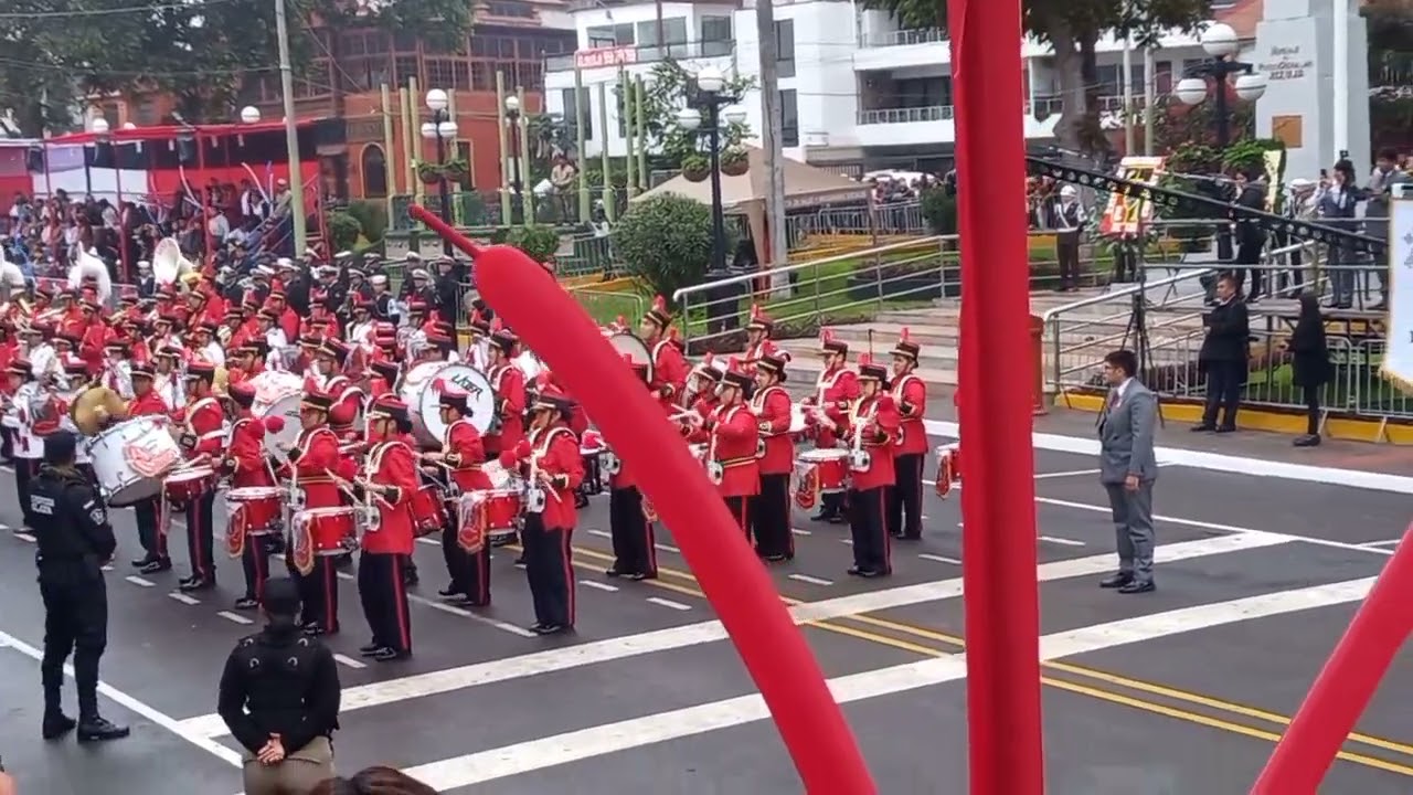 Banda del colegio santo domingo 2025 desfile del 28 de junio