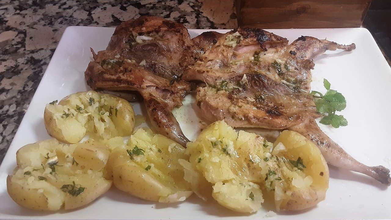 CODORNICES A LA PLANCHA CON UNA DELICIOSA SALSA DE AJO , fáciles , deliciosas y rápidas de hacer 👌🏼