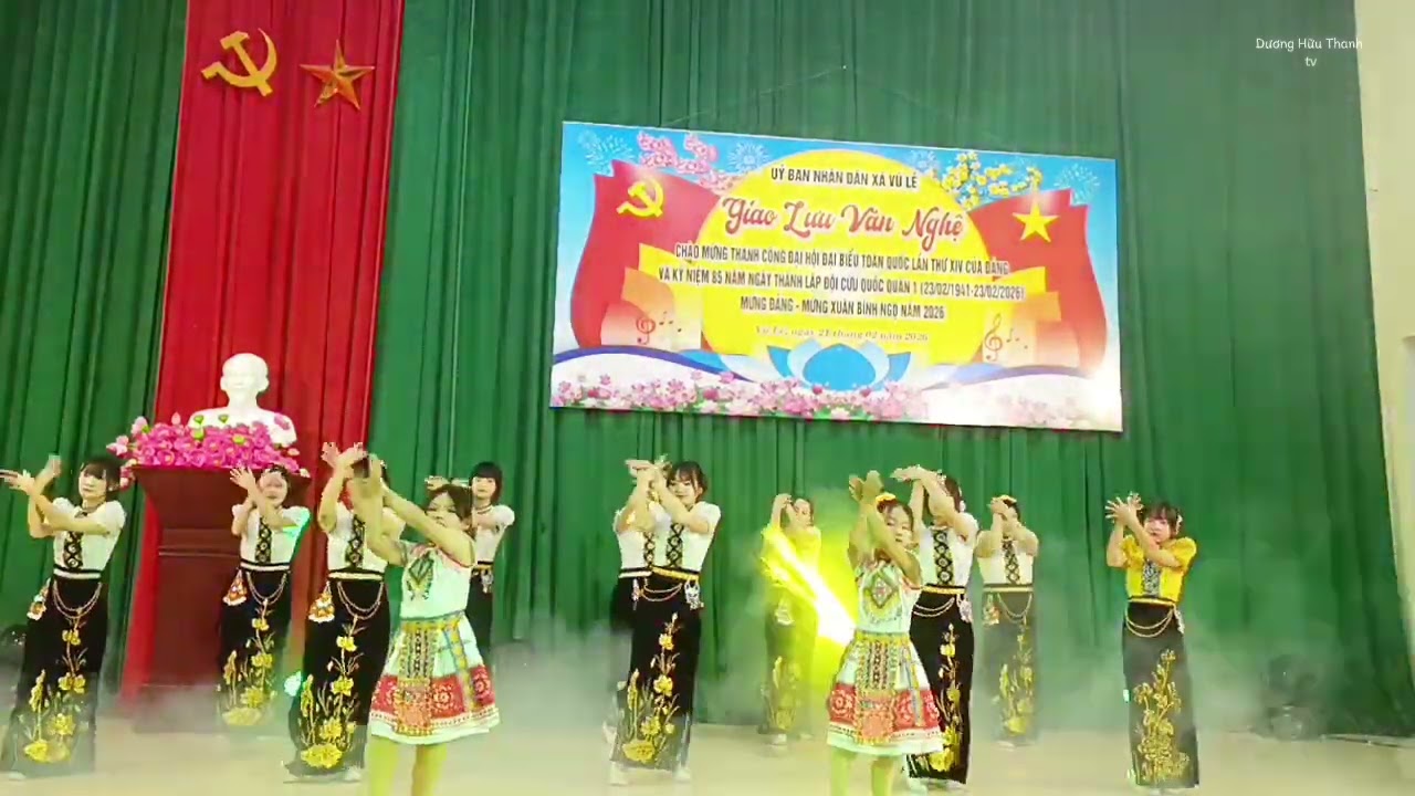 Tiếng khèn mùa ban nở, nhảy dân vũ, thôn Bình An.