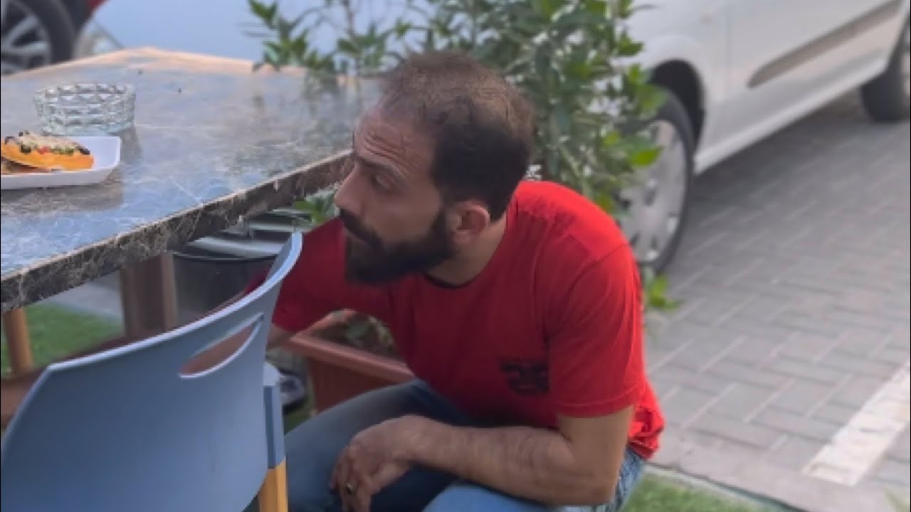 رجل ملياردير وضع 70 الف دولار على الطاوله في المطعم واختبر موظفينه ولكن اخر شاب فعل شيء صادم ؟